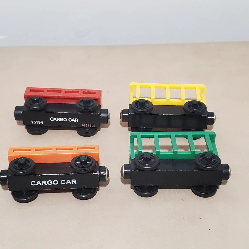 Thomas & Friends Wooden Railway Cargo Cars 4pc Set Y5194 Red Orange Yellow Green
